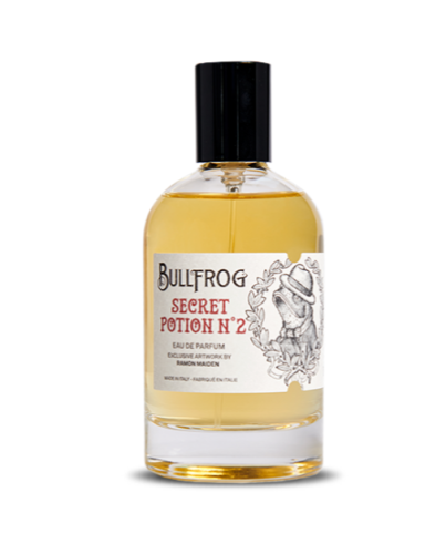 Stilvolles parfümiertes Wasser für Männer, hergestellt von den italienischen Friseuren in Zusammenarbeit mit dem spanischen Künstler Ramon Maiden inspiriert von vielen Düften, auf die man in einem Atelier trifft - zum Beispiel nach Tinte, dem Duft der Far