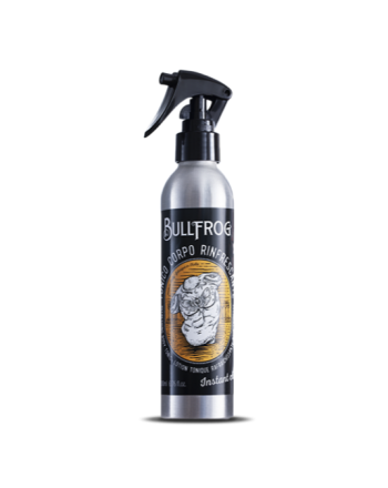 Eine gewöhnliche Geste wie die Verwendung eines Deos kann zu einem viel angenehmeren Erlebnis werden.
Das Refreshing Body Tonic wurde entwickelt, um diesem Bedürfnis gerecht zu werden und interpretiert das klassische Deo als Genuss auf halbem Weg mit dem