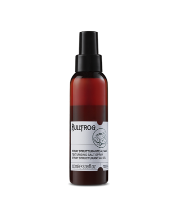 Dieses zwei Phasen Spray verleiht dem Haar Volumen, formt Wellen und natürliche Bewegungen, die den typischen Strandeffekt perfekt nachbilden. Seine Formel, die reich an Mineralien und pflanzlichen Ölen ist, pflegt und schützt das Haar und verleiht ihm ei