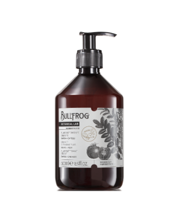 Ein flüssiges Shampoo für Haar und Bart, das das Gleichgewicht der Haut wiederherstellt. Seine Eigenschaften und Wirkstoffe sind speziell zur Behandlung von Fällen von Empfindlichkeit und Reizung der Kopfhaut und Haut oder zum besonders häufigen Waschen b