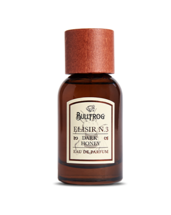 Elisir N°3 Dark Honey ist ein Duft, der von den pharmazeutischen Traditionen des späten 17. Jahrhunderts inspiriert wurde, die die Erben eines ebenso dramaturgischen wie obskuren Wissens über Gifte sind. 
