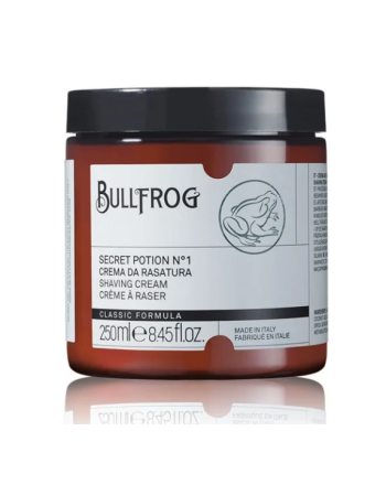 Die Bullfrog Rasiercreme Secret Potion No 1 enthält Kokosnuss- und Reiskleieöl-Fettsäuren, um die Barthaare geschmeidig zu machen und die Rasur zu erleichtern. Die leicht bräunliche Farbe des Produktes ist auf den hohen Gehalt an natürlichen ätherischen Ö