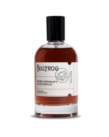 Die Herren des italienischen Friseursalons Bullfrog haben sich auch auf die Parfüms für Männer getraut! Dieses Stück wird durch die Atmosphäre der 20. Jahre des vergangenen Jahrhunderts und die amerikanische Prohibition inspiriert, in der legale Betriebe 